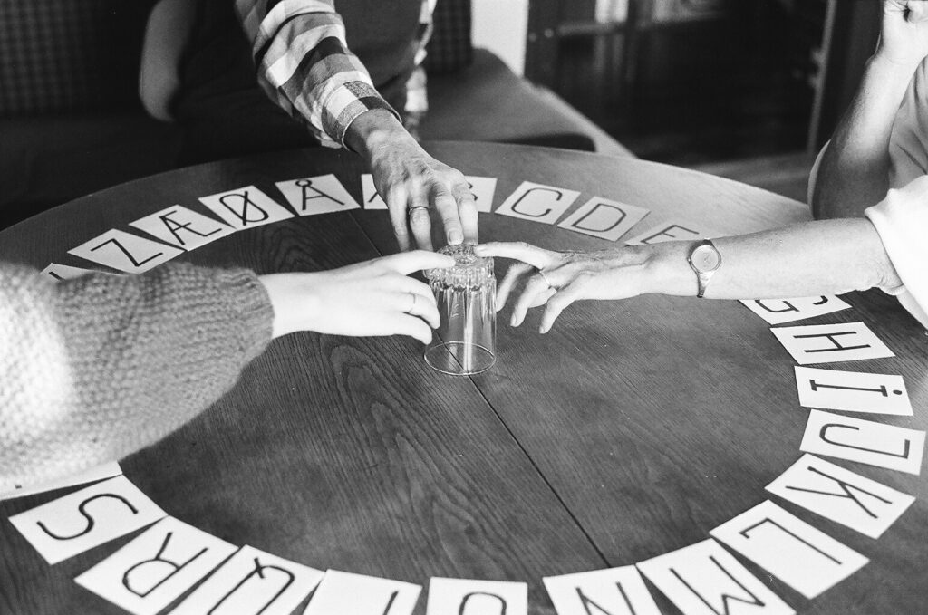 Por que o tabuleiro Ouija parece funcionar para alguns